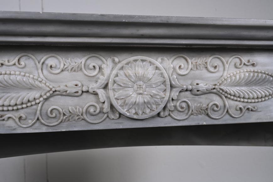 Cheminée d'époque Restauration en marbre Turquin clair, à colonnes détachées et bandeau sculpté-3