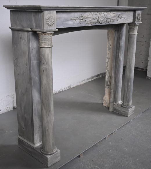 Cheminée d'époque Restauration en marbre Turquin clair, à colonnes détachées et bandeau sculpté-4