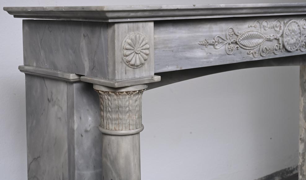 Cheminée d'époque Restauration en marbre Turquin clair, à colonnes détachées et bandeau sculpté-5