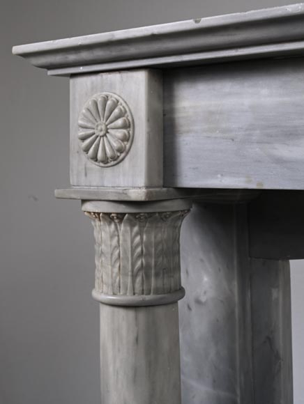 Cheminée d'époque Restauration en marbre Turquin clair, à colonnes détachées et bandeau sculpté-6