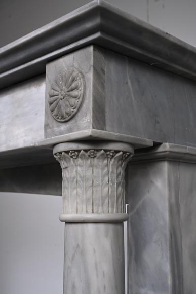Cheminée d'époque Restauration en marbre Turquin clair, à colonnes détachées et bandeau sculpté-10