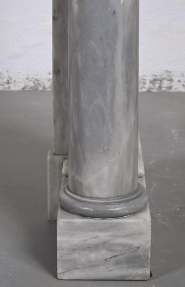 Cheminée d'époque Restauration en marbre Turquin clair, à colonnes détachées et bandeau sculpté-11