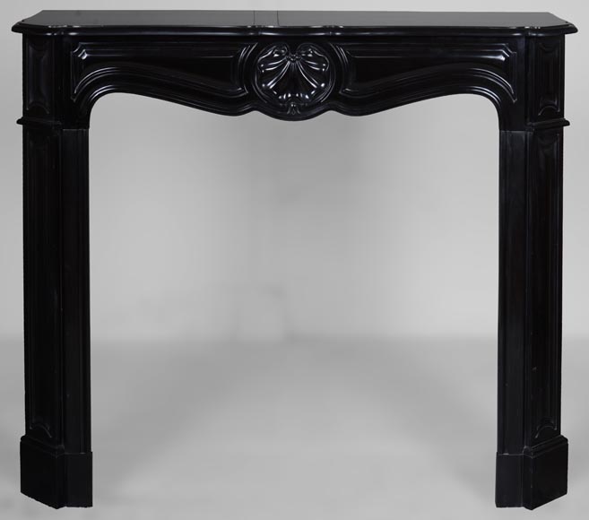 Cheminée de style Louis XV à coquille sculptée en marbre noir-0