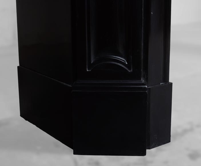 Cheminée de style Louis XV à coquille sculptée en marbre noir-4