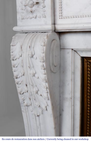Cheminée de style Louis XVI à feuilles d'acanthe sculptée en marbre de carrare-5