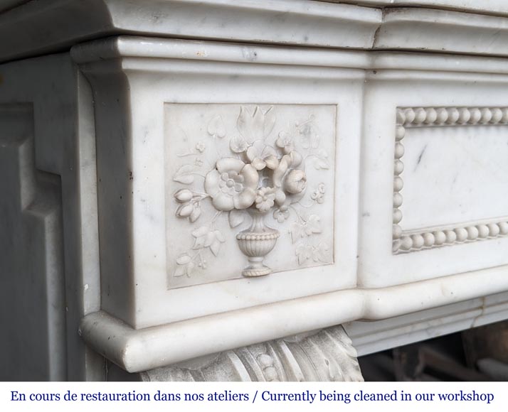 Belle cheminée de style Louis XVI aux vases fleuris en marbre de Carrare-5