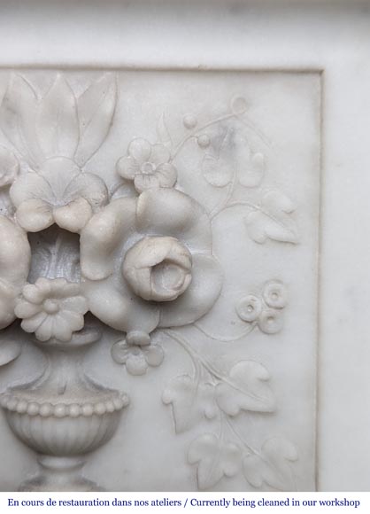 Belle cheminée de style Louis XVI aux vases fleuris en marbre de Carrare-11