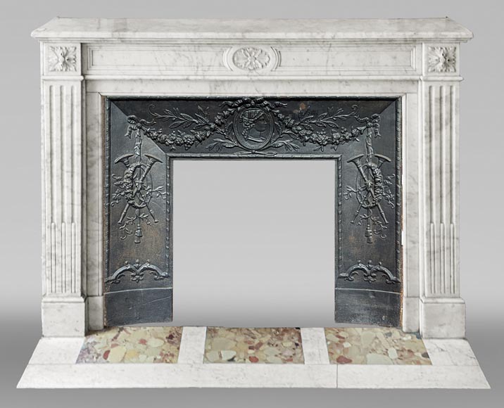 Cheminée de style Louis XVI à rosace sculptée et pieds cannelés en marbre de Carrare-0