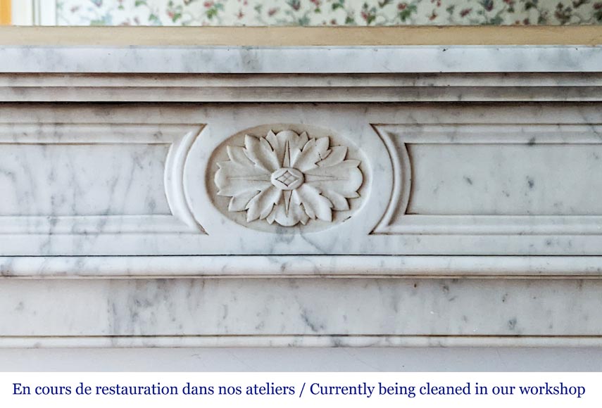 Cheminée de style Louis XVI à rosace sculptée et pieds cannelés en marbre de Carrare-1