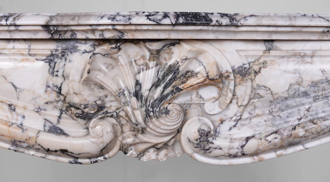 Cheminée de style Louis XVI à coquille sculptée en spirale en marbre Sarravenza-1
