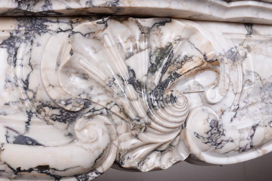 Cheminée de style Louis XVI à coquille sculptée en spirale en marbre Sarravenza-2
