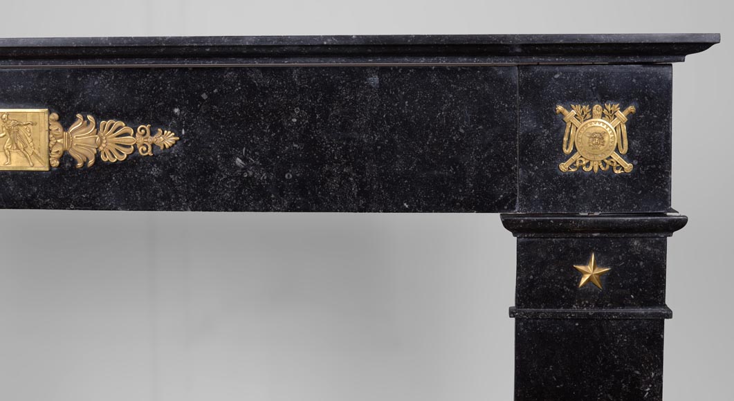 Cheminée d’époque empire en petit granit belge, a bronzes sur le thème de la mort d’Archimède-12