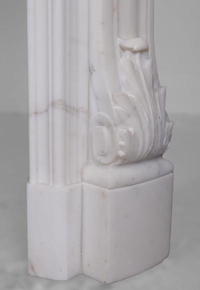 Cheminée de style Louis XV en marbre de Carrare-9