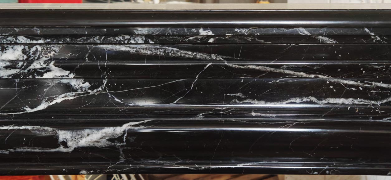 Cheminée boudin de style Louis XIV en marbre noir marquina-1