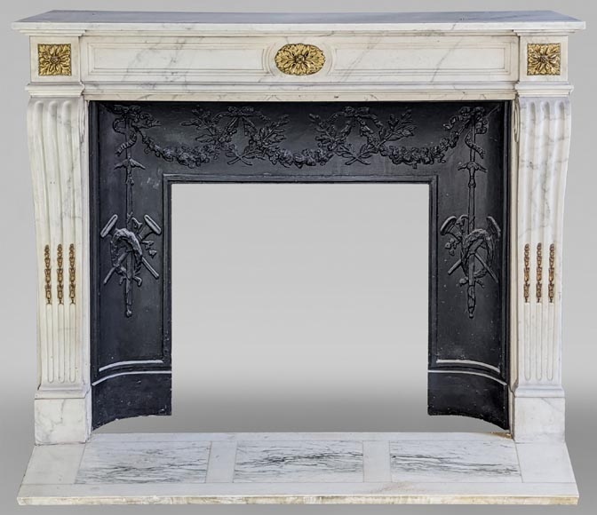 Cheminée de style Louis XVI en marbre de Carrare demi-statuaire-0