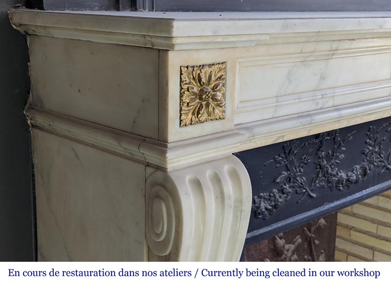 Cheminée de style Louis XVI en marbre de Carrare demi-statuaire-3