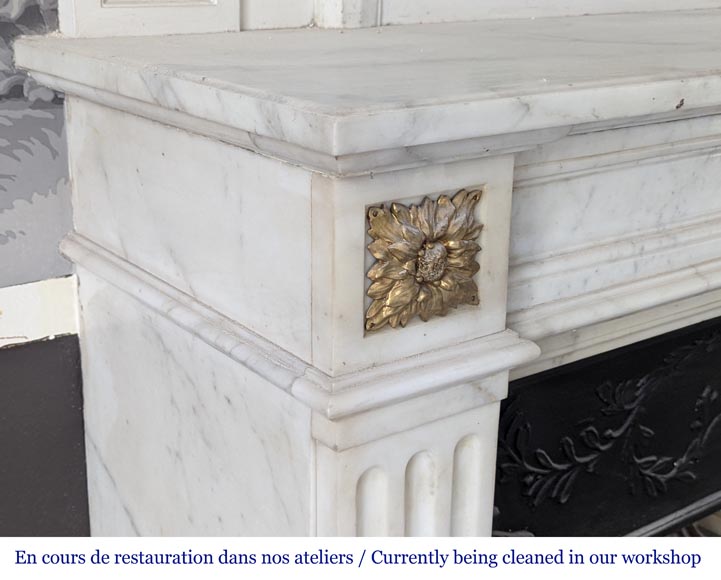 Cheminée de style Louis XVI en marbre demi-statuaire-3