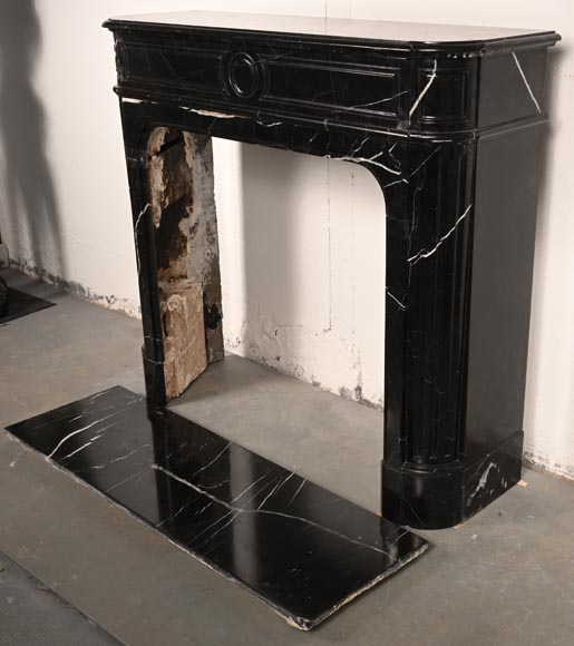 Cheminée de style Louis XVI en marbre Marquina aux angles arrondis-5