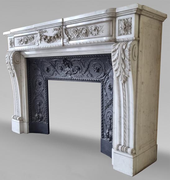 Belle cheminée en marbre blanc demi statuaire de style Louis XVI-0
