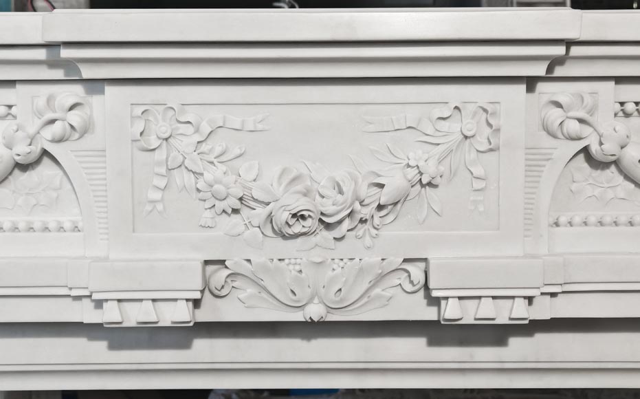 Cheminée de style Napoléon III très sculptée en marbre de Carrare-1
