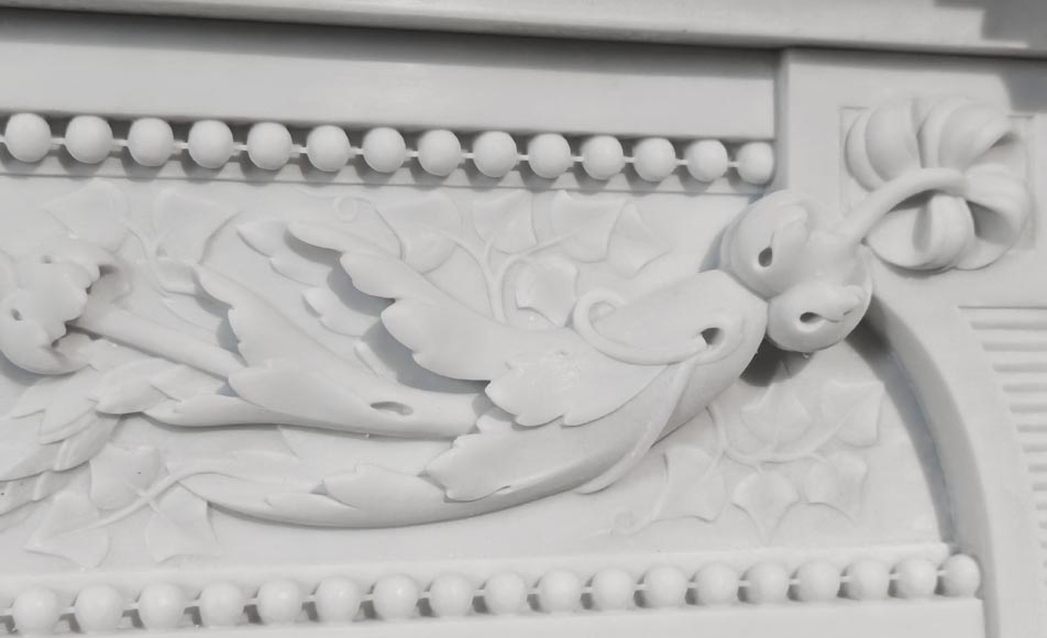 Cheminée de style Napoléon III très sculptée en marbre de Carrare-3