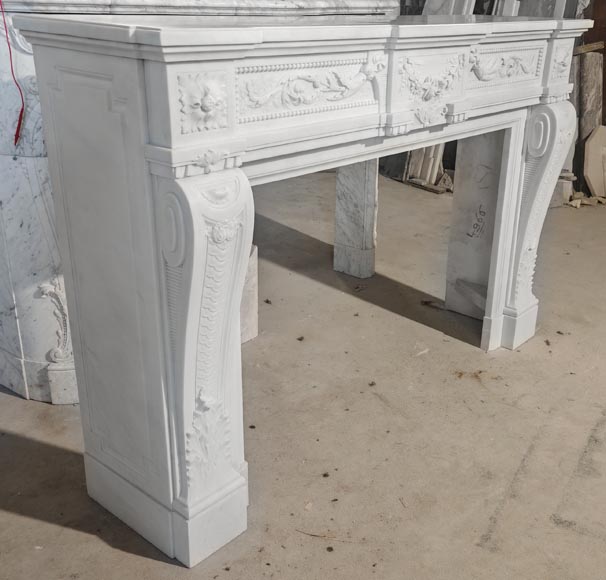 Cheminée de style Napoléon III très sculptée en marbre de Carrare-5