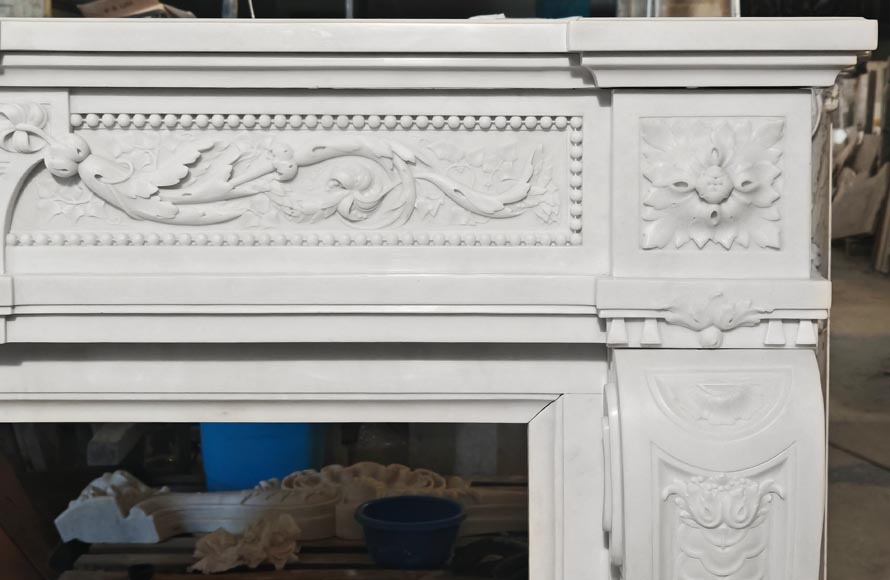 Cheminée de style Napoléon III très sculptée en marbre de Carrare-10