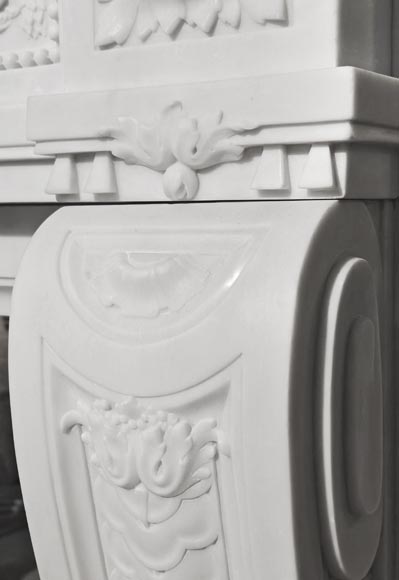 Cheminée de style Napoléon III très sculptée en marbre de Carrare-11
