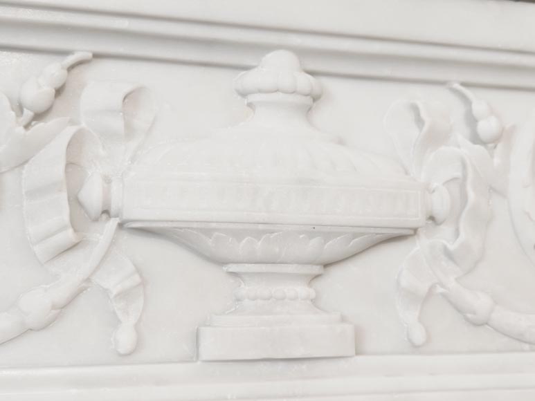 Cheminée de style Louis XVI richement décorée de guirlandes et vases, en marbre de Carrare-2
