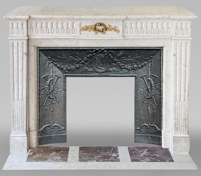Cheminée de style Louis XVI en marbre de Carrare à la couronne de roses-0