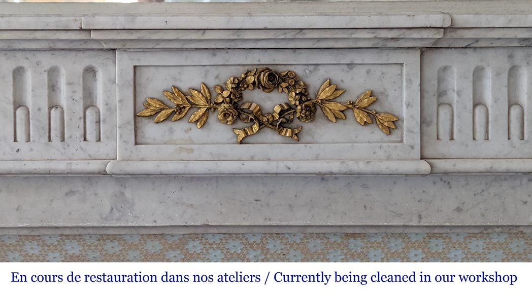Cheminée de style Louis XVI en marbre de Carrare à la couronne de roses-1