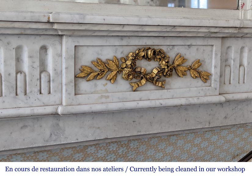 Cheminée de style Louis XVI en marbre de Carrare à la couronne de roses-2