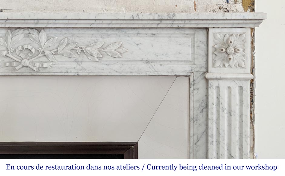 Cheminée de style Louis XVI en marbre de Carrare-8