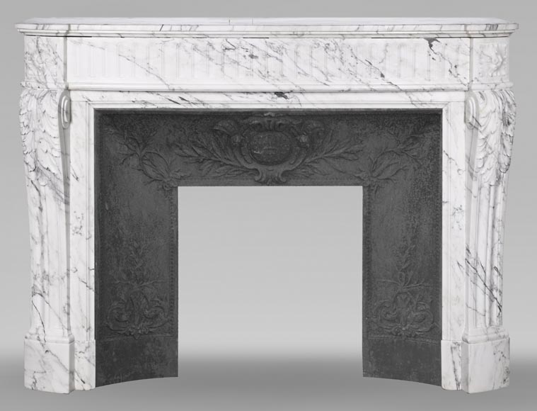 Cheminée galbée de style Louis XVI en marbre Arabescato, à rudenture et feuille d'acanthe-0