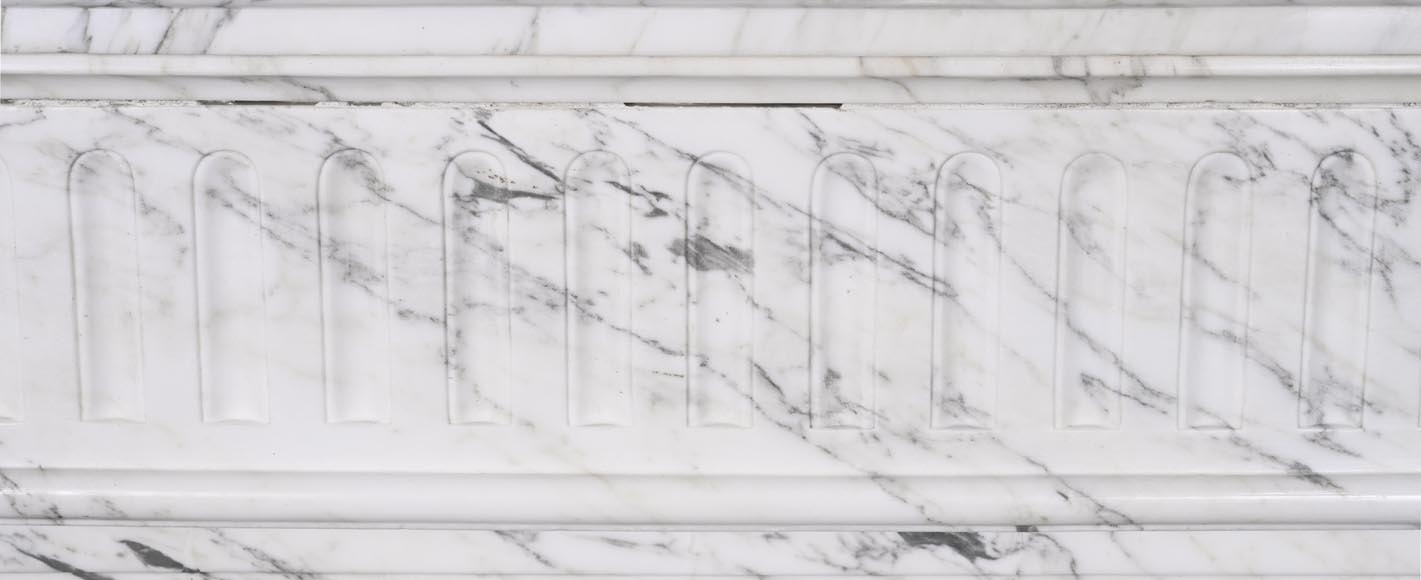 Cheminée galbée de style Louis XVI en marbre Arabescato, à rudenture et feuille d'acanthe-1