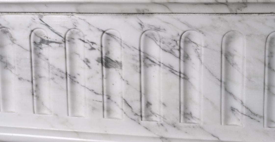 Cheminée galbée de style Louis XVI en marbre Arabescato, à rudenture et feuille d'acanthe-2