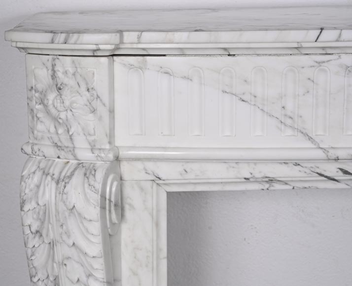 Cheminée galbée de style Louis XVI en marbre Arabescato, à rudenture et feuille d'acanthe-4