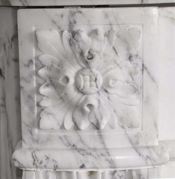 Cheminée galbée de style Louis XVI en marbre Arabescato, à rudenture et feuille d'acanthe-5