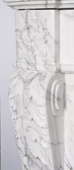 Cheminée galbée de style Louis XVI en marbre Arabescato, à rudenture et feuille d'acanthe-6