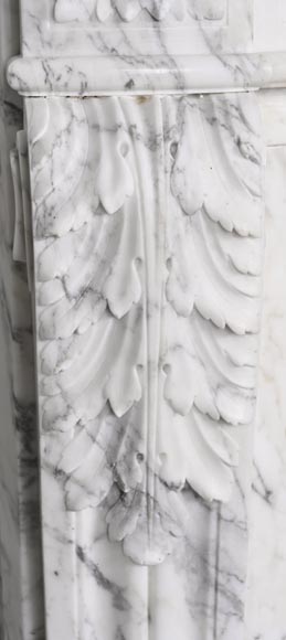 Cheminée galbée de style Louis XVI en marbre Arabescato, à rudenture et feuille d'acanthe-7