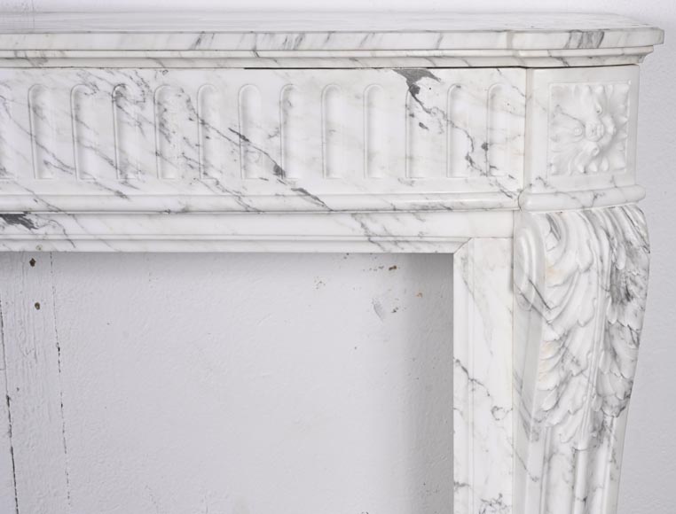 Cheminée galbée de style Louis XVI en marbre Arabescato, à rudenture et feuille d'acanthe-10