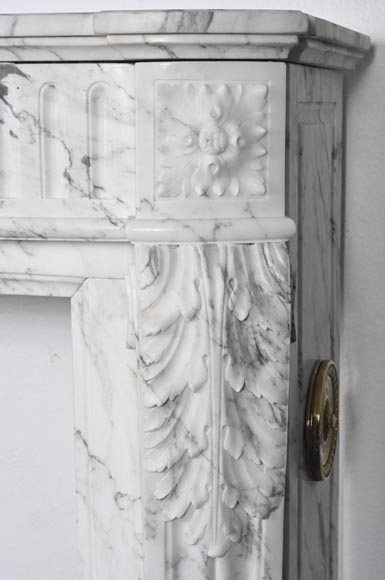 Cheminée galbée de style Louis XVI en marbre Arabescato, à rudenture et feuille d'acanthe-11