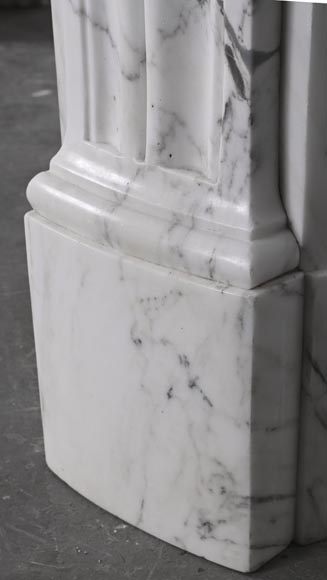 Cheminée galbée de style Louis XVI en marbre Arabescato, à rudenture et feuille d'acanthe-12