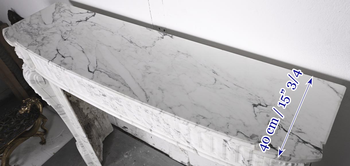 Cheminée galbée de style Louis XVI en marbre Arabescato, à rudenture et feuille d'acanthe-13