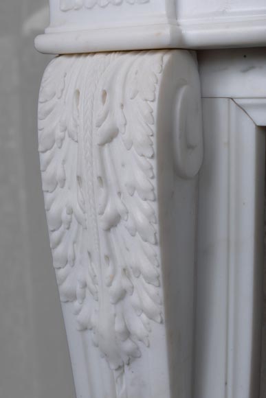 Grande cheminée de style Louis XVI en marbre demi-statuaire au vase orné de guirlandes de fleurs-6