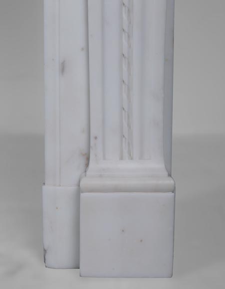 Grande cheminée de style Louis XVI en marbre demi-statuaire au vase orné de guirlandes de fleurs-10
