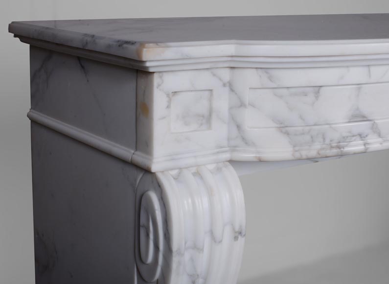 Cheminée de style Louis XVI en marbre demi-statuaire au bandeau galbé-3