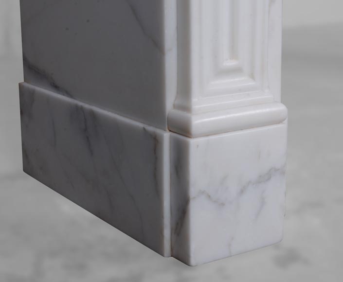 Cheminée de style Louis XVI en marbre demi-statuaire au bandeau galbé-5