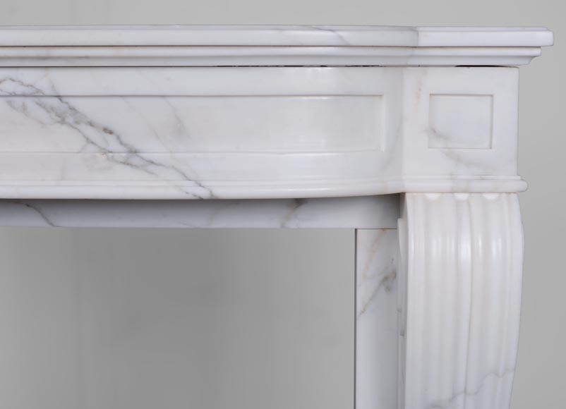 Cheminée de style Louis XVI en marbre demi-statuaire au bandeau galbé-7