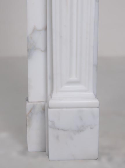 Cheminée de style Louis XVI en marbre demi-statuaire au bandeau galbé-8